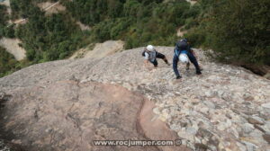 Grimpando hacia Cap del Mort - Montserrat - RocJumper