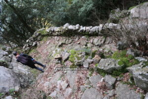 Sendero con muros de piedra - RocJumper