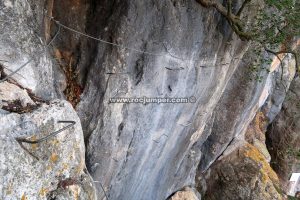Flanqueos laterales desplomados - Vía Ferrata Cueva de la Ventana - Comares - RocJumper