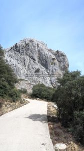 Pista cementada acceso - Vía Ferrata Benadalid o del Techo - Vía Ferrata Benalauría o del Canal - RocJumper