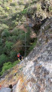 Tramo vertical desde arriba - Vía Ferrata Atajate - RocJumper