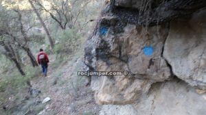 Sendero aproximación pintura azul - Integral Cresta Serra de les Canals - Oliana - RocJumper