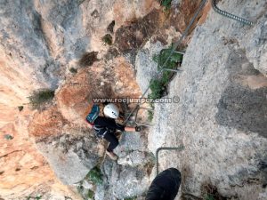 Accediendo Puente 1 - Vía Ferrata Tajo del Reloj - Cuevas de San Marcos - RocJumper