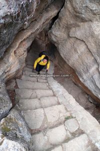 Escaleras dentro de caos de rocas - Barranco del Buho o El Santo - Pizarra - RocJumper