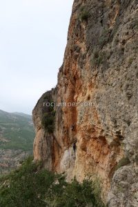 Tramo vertical desplomado - Vía Ferrata Cueva de Pons - Argelita - RocJumper