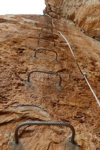 Tramo vertical desplomado - Vía Ferrata Cueva de Pons - Argelita - RocJumper