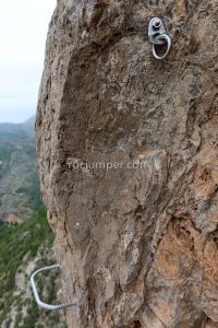 Flanqueo izquierda - Vía Ferrata Cueva de Pons - Argelita - RocJumper