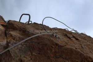 Tramo con ligero desplome - Vía Ferrata Cueva de Pons - Argelita - RocJumper