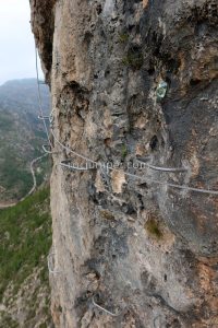 Flanqueo izquierda - Vía Ferrata Cueva de Pons - Argelita - RocJumper