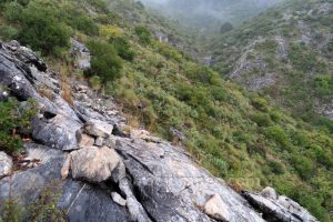 Hito de piedra aproximación - Barranco Monchalbán - Istán - RocJumper