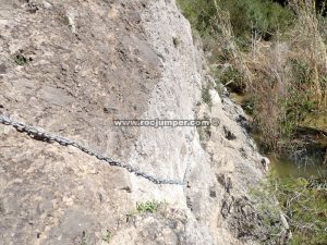 Flanqueo cadenas - Vía Ferrata Los Fresnos - Quesa - RocJumper