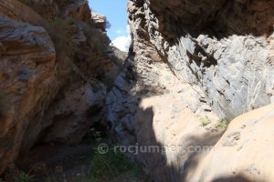 Empezando las estrechuras - Vía Ferrata Estrechuras de Guainos - Guainos Altos - Adra - RocJumper