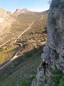 Flanqueo en diagonal - Vía Ferrata Archidona - RocJumper