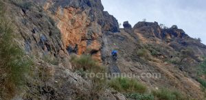 Subida en diagonal - Vía Ferrata Fondón - RocJumper