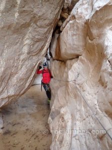 Agujero pasamanos - Barranco de la Raja de Alicún - RocJumper