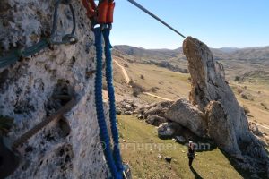 Tirolina Tramo 1 - Vía Ferrata Cueva de Horá - Loja - RocJumper