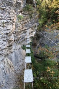 Puente tibetano - Vía Ferrata El Escuacho - Escarrilla - RocJumper