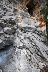 Entrando en la Cueva - Vía Ferrata Cinctorres - RocJumper