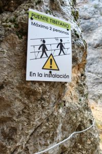 Cartel Puente Tibetano - Vía Ferrata del Estrecho de Arcos de la Sierra - RocJumper