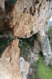 Descenso a Cueva - Vía Ferrata Ventano del Diablo - Villalba de la Sierra - RocJumper