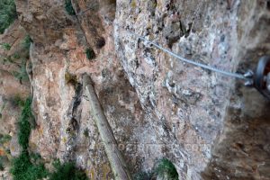 Puente de tronco - Vía Ferrata de la Porpuz - Alumbres - RocJumper