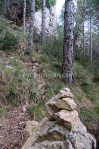 Hito de piedra - Vía Ferrata Avenc Ombría de Toll Blau - Mas Barberans - RocJumper