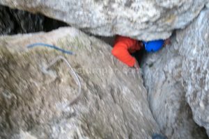 Saliendo de la fisura - Vía Ferrata Avenc Ombría de Toll Blau - Mas Barberans - RocJumper