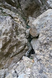 Resalte de grapas - Vía Ferrata Avenc Ombría de Toll Blau - Mas Barberans - RocJumper