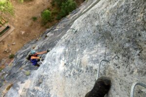 Flanqueo Desplome - Vía Ferrata Cistierna - RocJumper