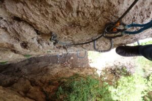 Flanqueo por la Cueva - Vía Ferrata Miraveche-Silanes - RocJumper