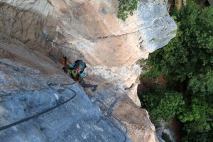 Flanqueo Roca - Vía Ferrata Peñarruscos - La Hermida - RocJumper