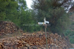 Acceso palo indicador - Vía Ferrata Sants de la Pedra - La Vall d'Uixó - RocJumper