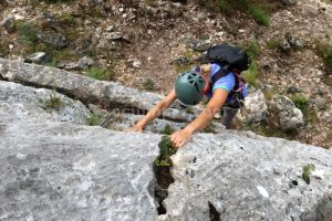 Grimpando inicio - Vía Ferrata Peña Karria - Arroyo de San Zadornil - RocJumper