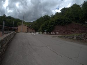 Subir por la carretera - Torrent de la Font Gran - Ogassa - RocJumper