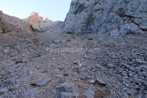 Llegando al collado - Vía Directa de los Hermanos Martínez - Picu Urriellu - Sotres - RocJumper
