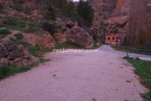 Parking pequeño - Vía Ferrata Los Picarzos - Aýna - RocJumper