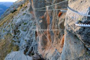 Flanqueo con ligero desplome - Vía Ferrata Fuente de la Peña - Jaén - RocJumper