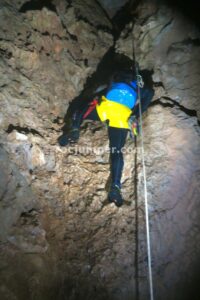 Paso superior sifón de la pértiga - Cueva de los Chorros - Río Mundo - Riópar - RocJumper