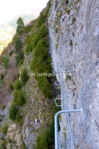 Flanqueo - Vía Ferrata Pared de Isérias - Canfranc-estación - RocJumper
