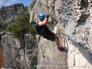 Flanqueo Repisa - Vía Ferrata Tossal de les Venes de Rojalons - RocJumper