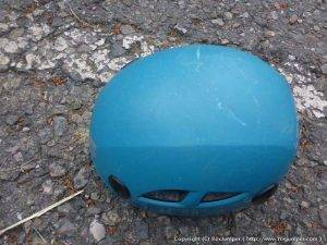 Casco después de un impacto directo de una piedra de unos 15 kg